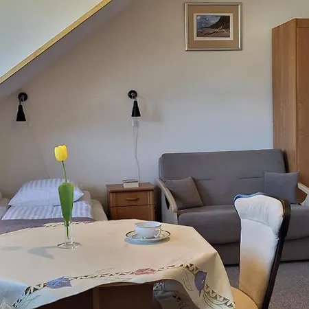 ホームステイ Na Fali レバル